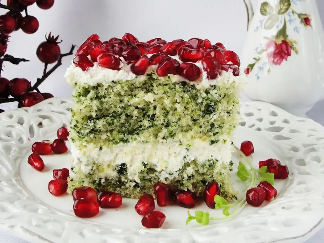 Przepis na ciasto szpinakowe z granatem, które zachwyci smakiem