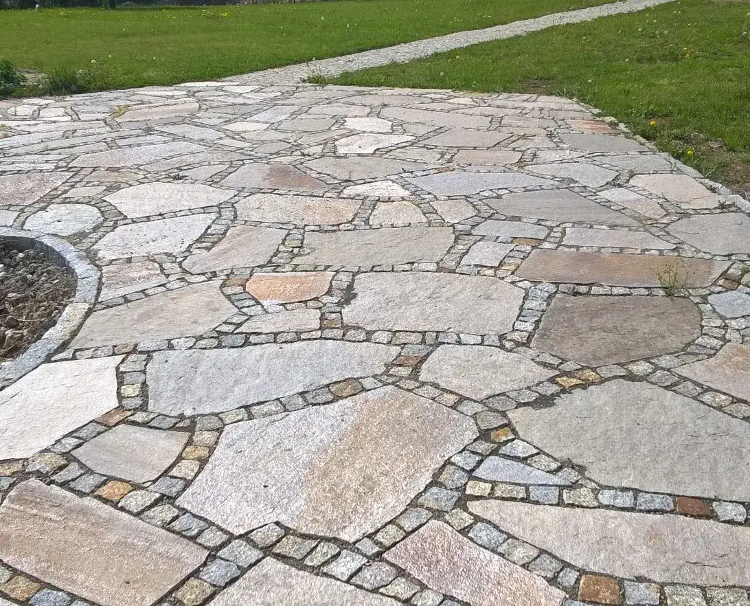 Ile kamienia na podjazd? Porady, koszty i najlepsze rodzaje kamienia