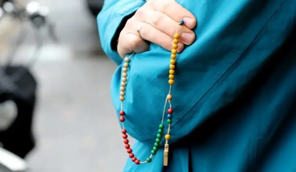 Różaniec ile tajemnic? Poznaj podział i znaczenie tajemnic