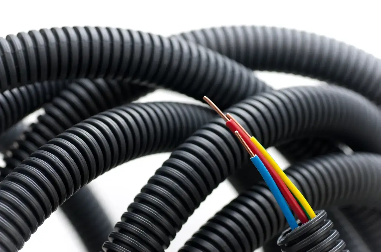 Systemy mocowania – niezawodne rozwiązania dla porządku i bezpieczeństwa instalacji