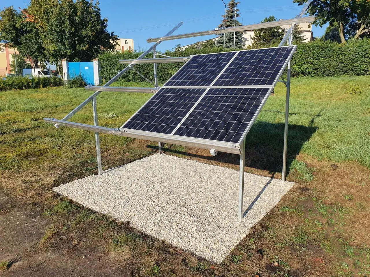 Stelaż pod panele fotowoltaiczne na gruncie: montaż i zalety