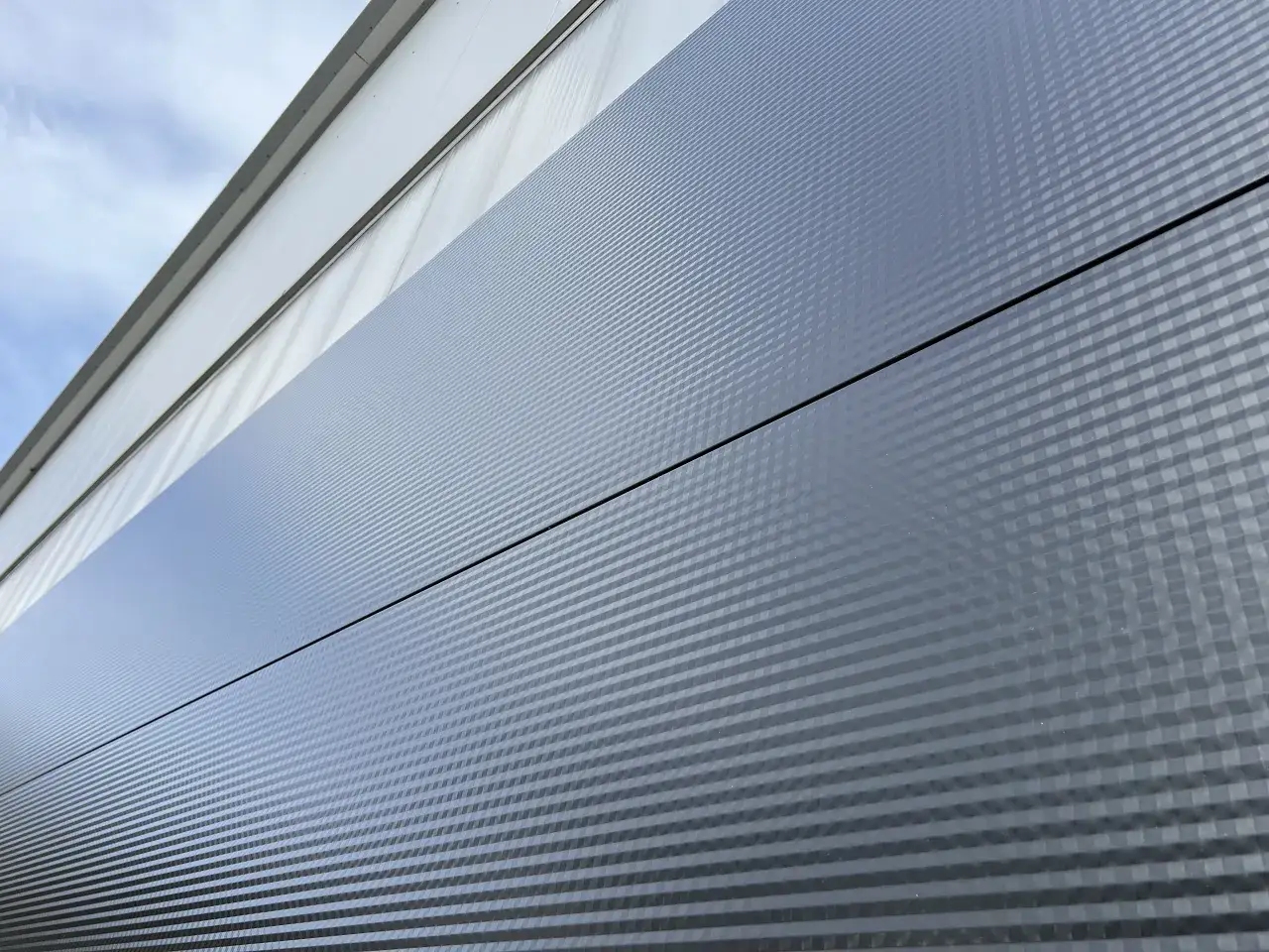 Paneltech z nowym wzorem profilowania okładziny płyt warstwowych – CARBON