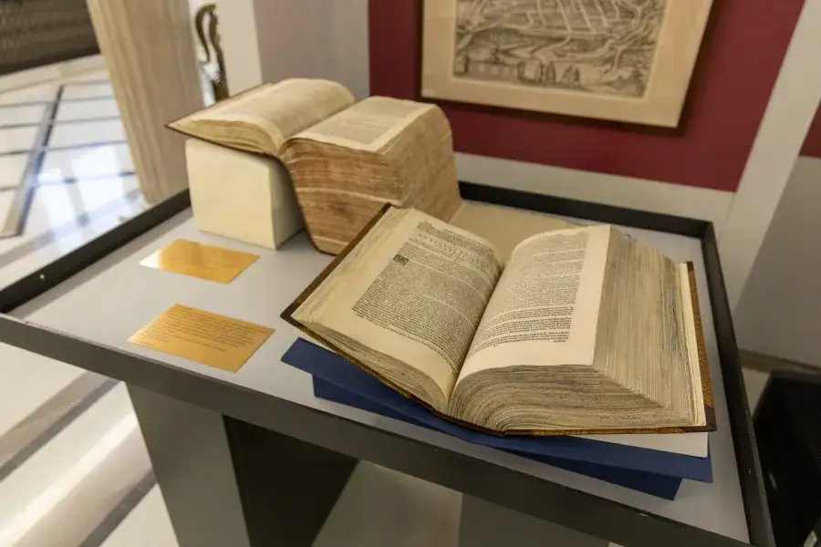 Przyczyny uchwalenia aktu konfederacji warszawskiej: kluczowe fakty