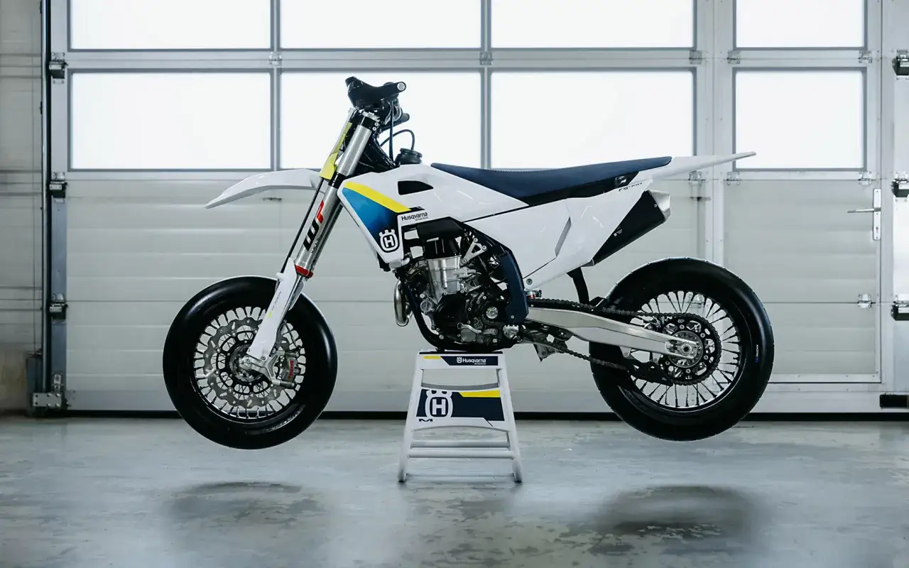Husqvarna 125 supermoto - porównanie modeli i ich osiągi w praktyce