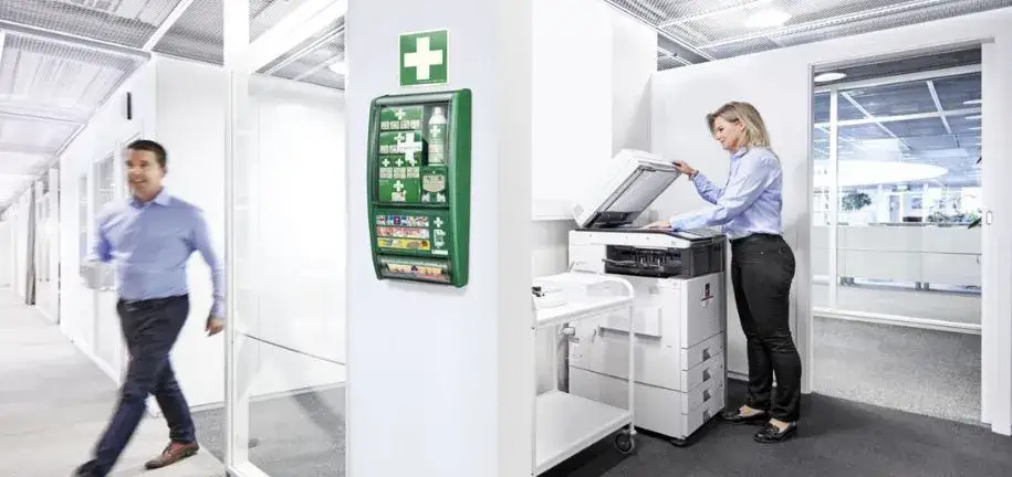 Co powinna zawierać apteczka w zakładzie pracy, aby zapewnić bezpieczeństwo?