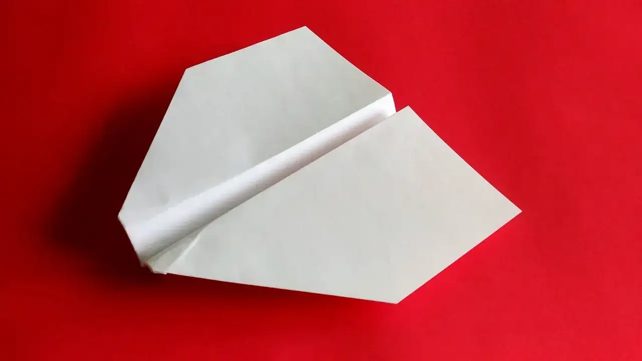 Instrukcja jak zrobić samolot z papieru – proste kroki dla każdego