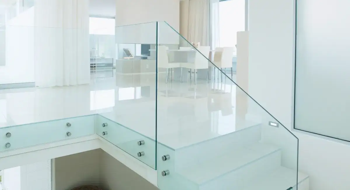 Jaka grubość szkła na balustradę? Dowiedz się, co zapewni bezpieczeństwo