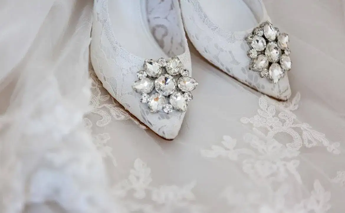 Jakie buty do białej sukni ślubnej? Wybierz idealne obuwie na swój dzień!