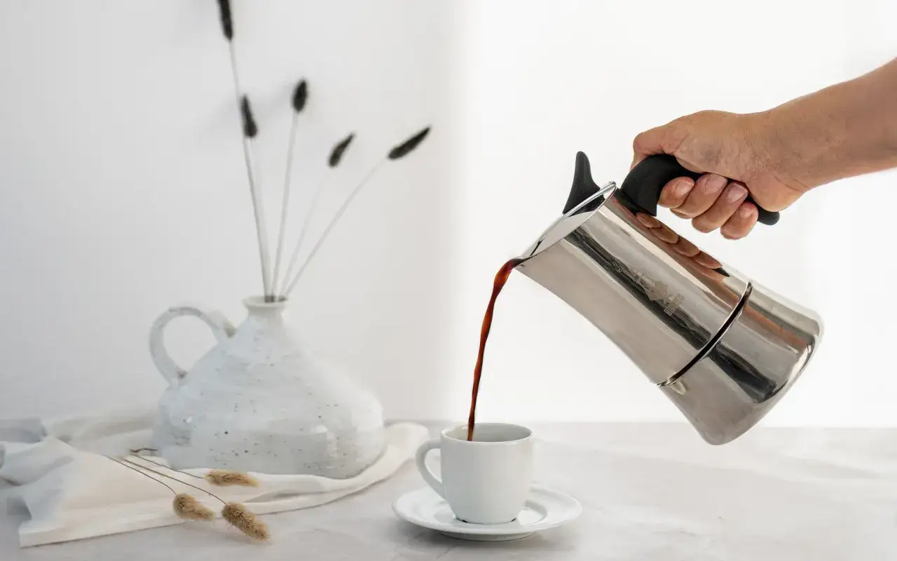 Czy kawa nawadnia organizm? Sprawdź, co mówią badania o jej wpływie