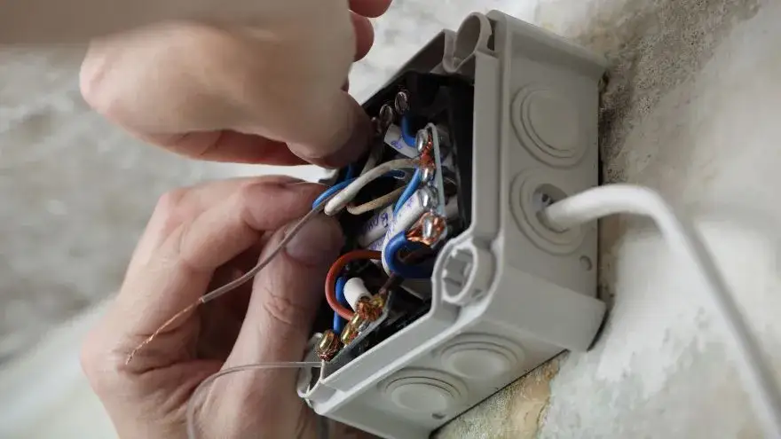 Jak podłączyć zasilacz LED do prądu bez ryzyka uszkodzenia sprzętu