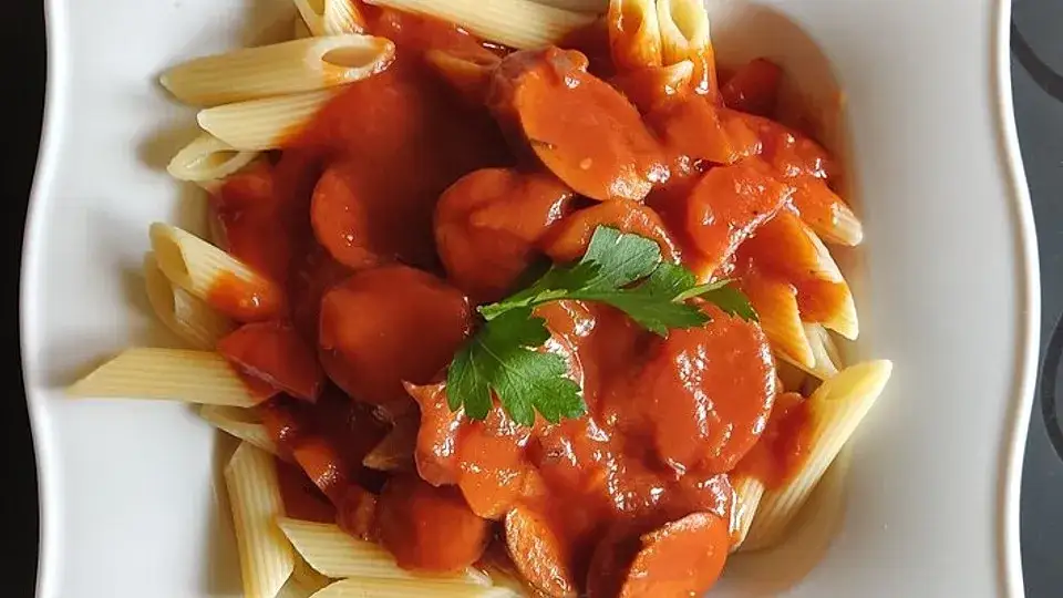 Leckeres Rezept für Wurstgulasch – einfach und schnell zubereitet