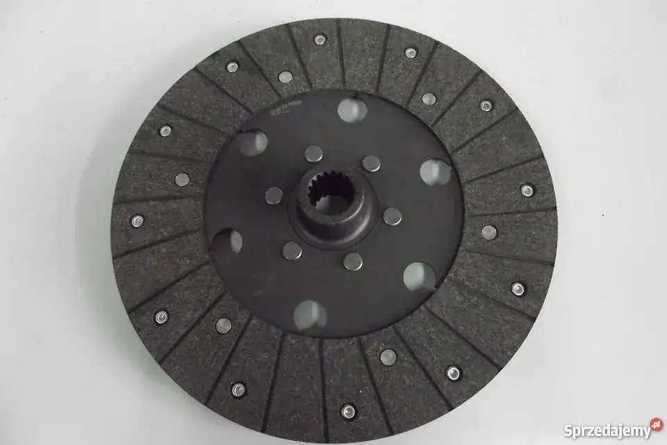 Jak bezpiecznie i szybko założyć tarcze sprzęgła w ciągniku C-360 bez błędów