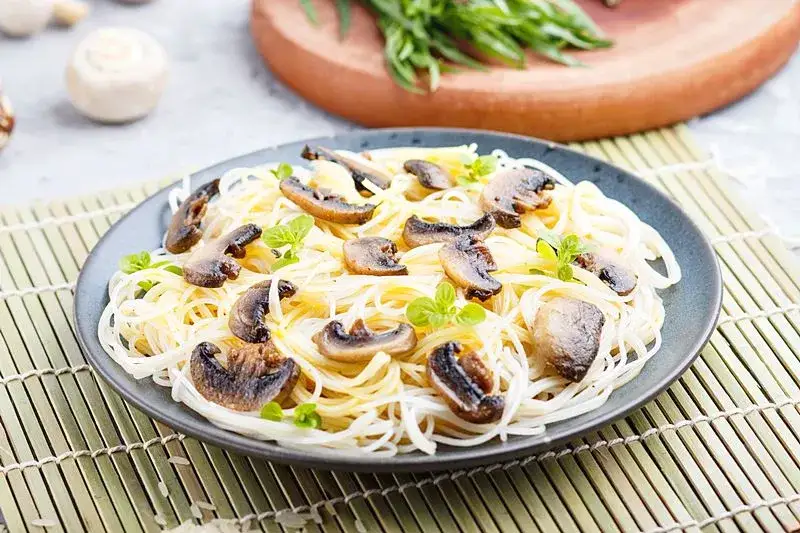 Czy makaron ryżowy jest dietetyczny? Odkryj zdrowe aspekty jego spożycia