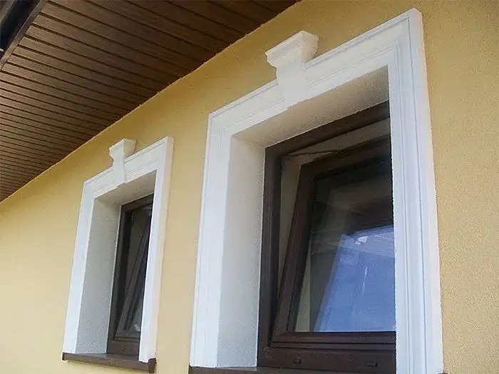 Opaski wokół okien na elewacji - funkcje, montaż i trendy