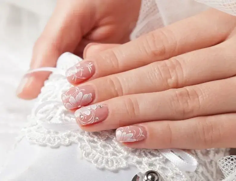 Jaki manicure na ślub: eleganckie inspiracje, które zachwycą każdego