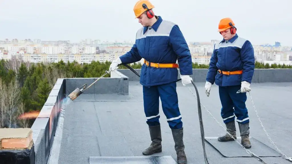 Ile kosztuje remont dachu? Sprawdź, jak uniknąć wysokich kosztów i zaoszczędzić