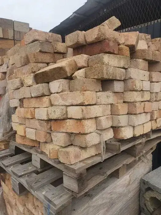 Ile kosztuje cegła szamotowa? Ceny, wymiary i ważne informacje