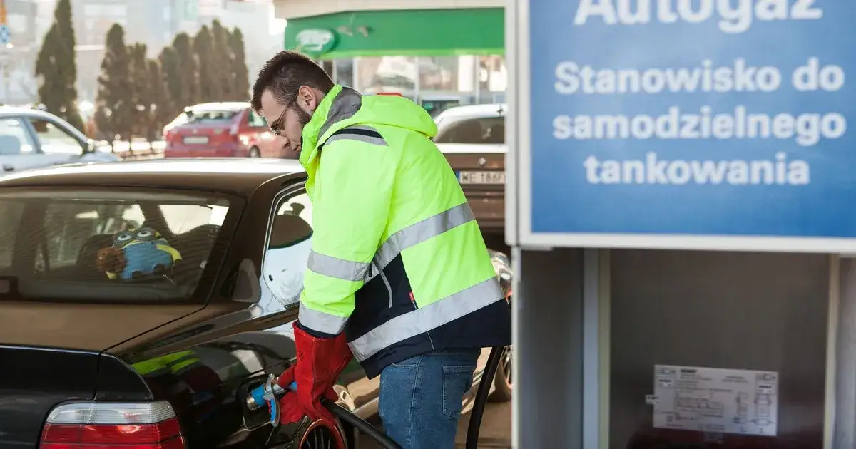 CNG i hybryda - co to jest i jakie mają zalety dla kierowców?
