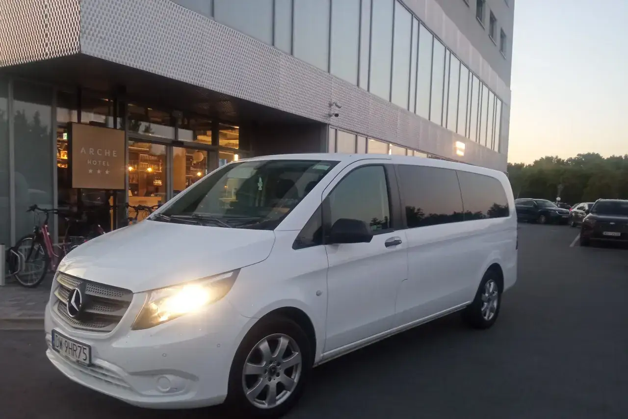 Taxi busem na lotnisko we Wrocławiu