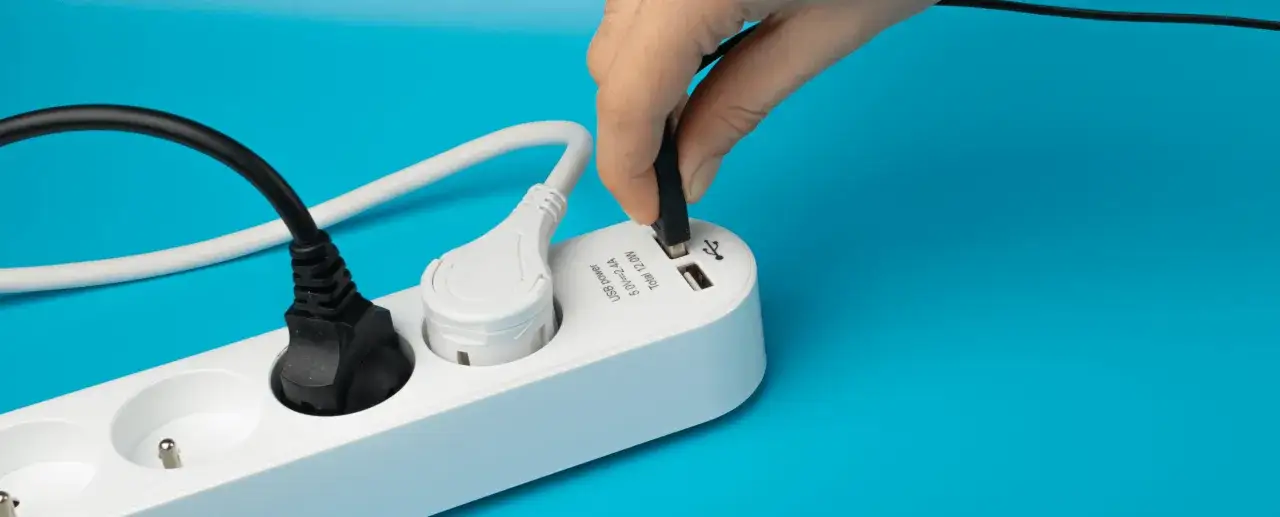 Czy podłączona ładowarka bez telefonu naprawdę pobiera prąd?