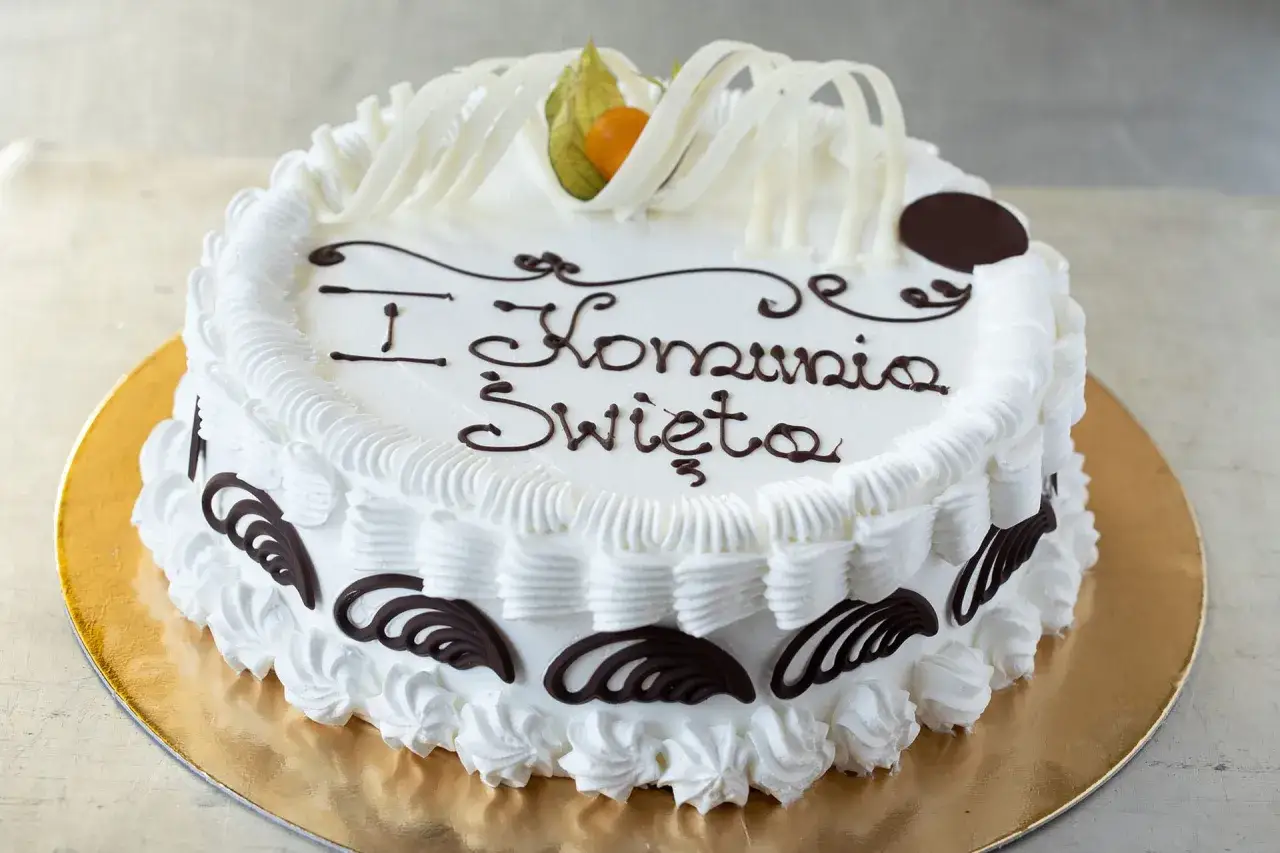 Jak udekorować tort na komunię - inspiracje i pomysły na dekoracje
