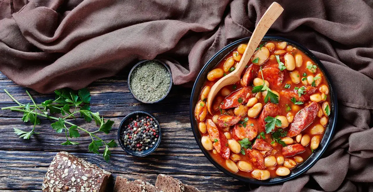 Jakie przyprawy do fasolki po bretońsku - kompletna lista z poradami