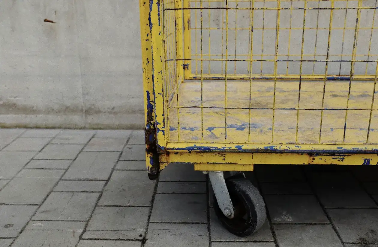 Jak rozpoznać zużyte kółka do wózka transportowego i kiedy wymienić cały komplet, żeby nie przepłacić?