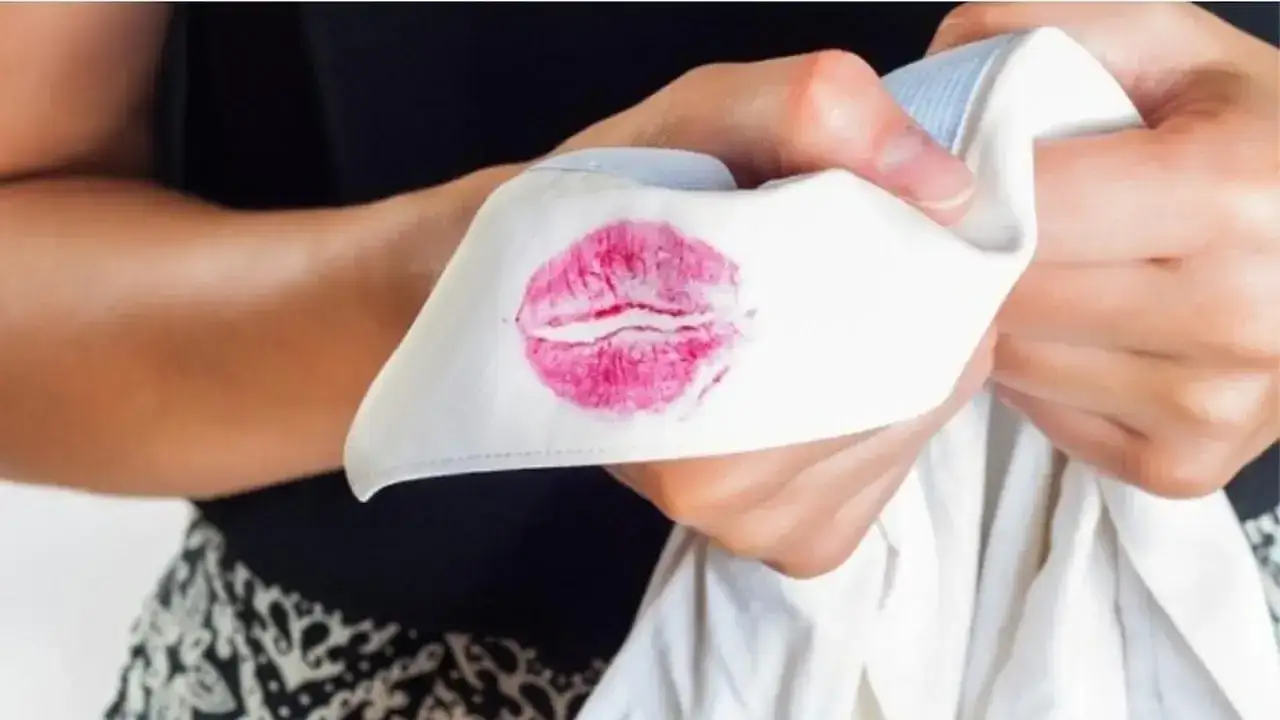 Skuteczne sposoby na to, czym usunąć szminkę z ubrania bez śladów