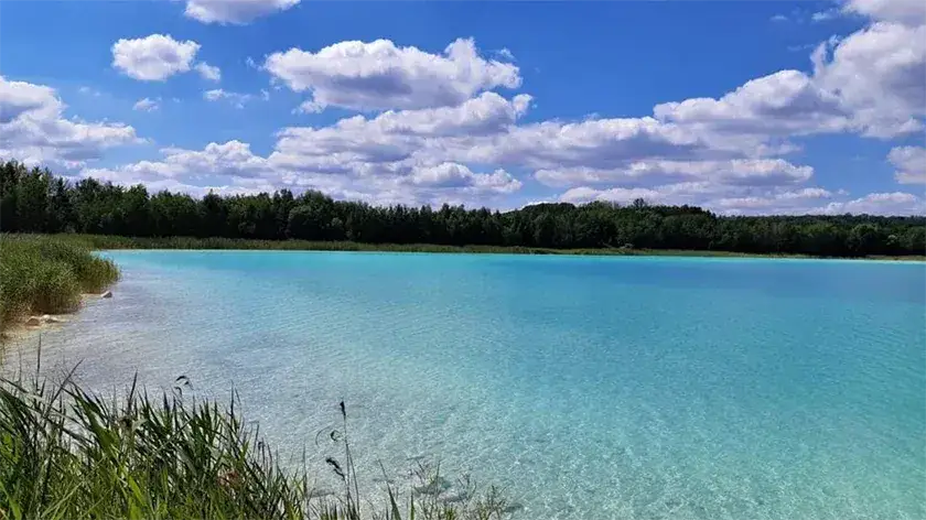 Tajemnicze jezioro w Koninie - poznaj prawdę o nietypowym akwenie w Polsce