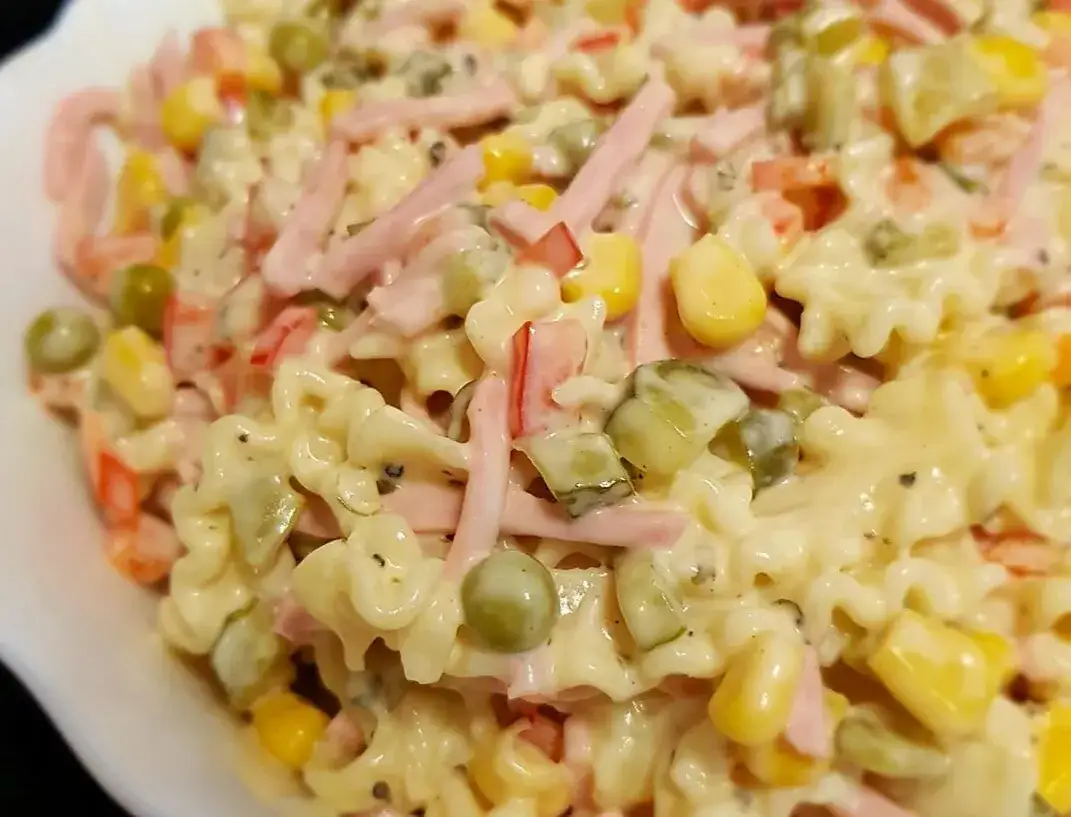 Sałatka makaronowa do grilla: przepis na idealny dodatek