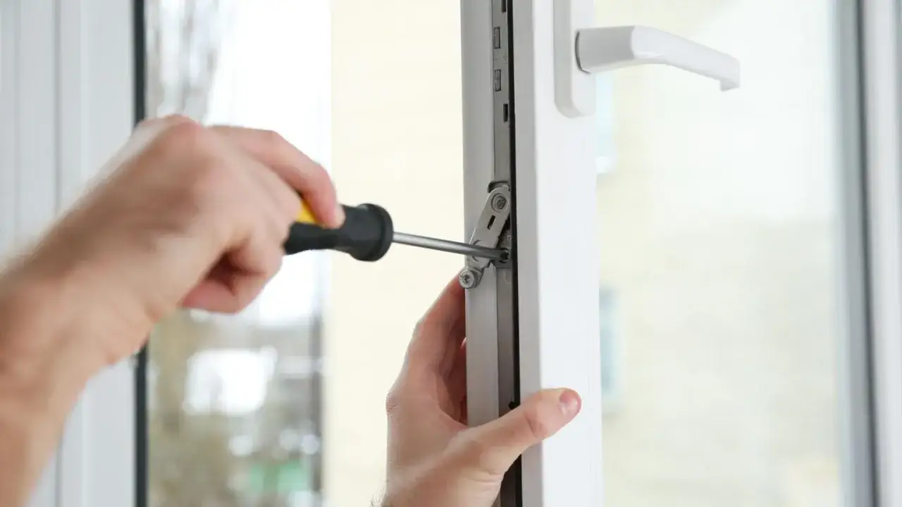 Jak wyregulować zawiasy w oknach PCV i uniknąć problemów z ich działaniem