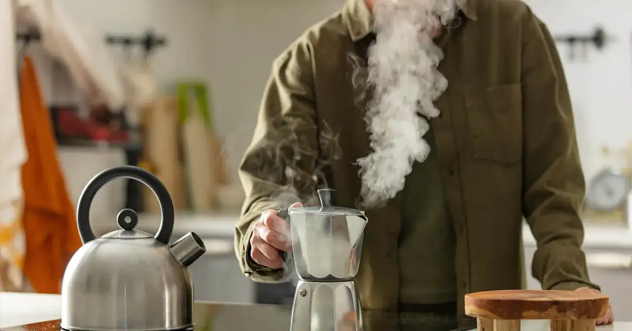 Kaffeemaschine entkalken mit Essigessenz: So vermeiden Sie Schäden