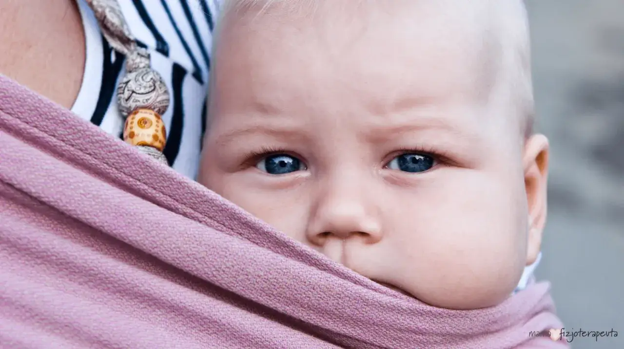 Jakie nosidełko dla niemowlaka wybierać, aby uniknąć problemów z postawą?