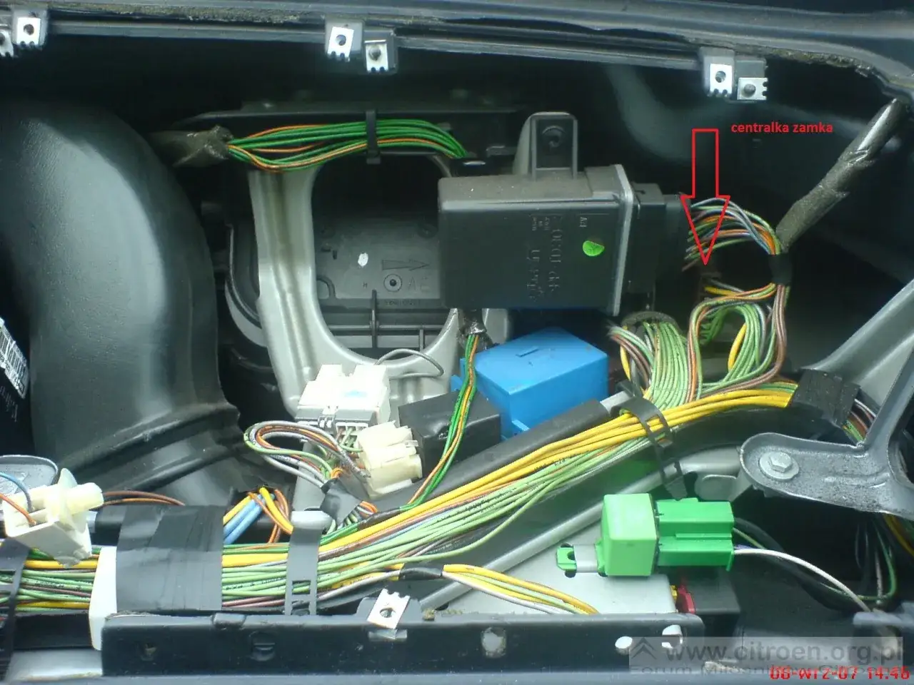 Gdzie jest sterownik centralnego zamka Citroen Xsara? Oto kluczowe informacje