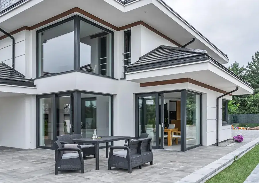 Jakie wysokie okna w domu wybrać, by zyskać więcej światła?