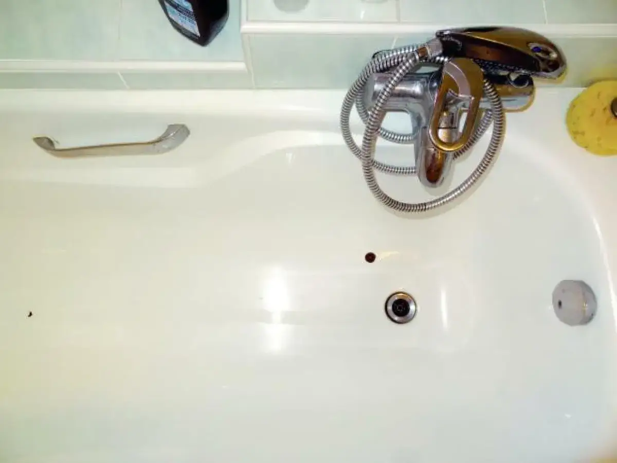 Czym uszczelnić dziurę w wannie, aby uniknąć kosztownych napraw?