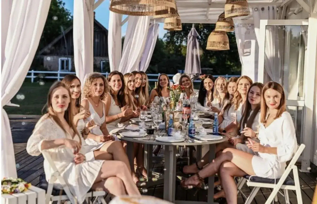 Kto Płaci za Panieński: Kluczowe informacje na temat Wieczoru Panieńskiego