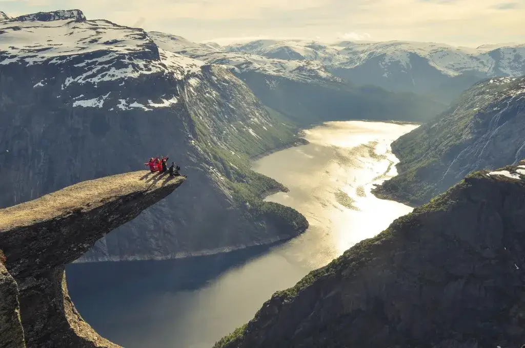 Zachwycające miejsca w Norwegii: od fiordów po skaliste klify
