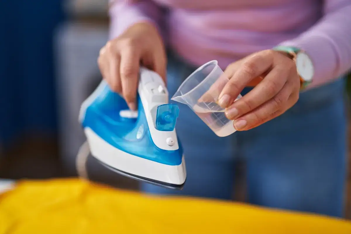 Czym zastąpić wodę destylowaną do żelazka, aby uniknąć kamienia?