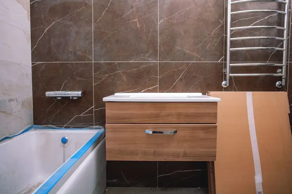 Szafka wisząca do łazienki - idealna wysokość montażu