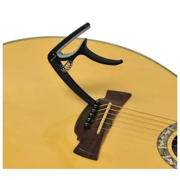 Jaki kapodaster do gitary akustycznej? Wybierz najlepszy model dla siebie