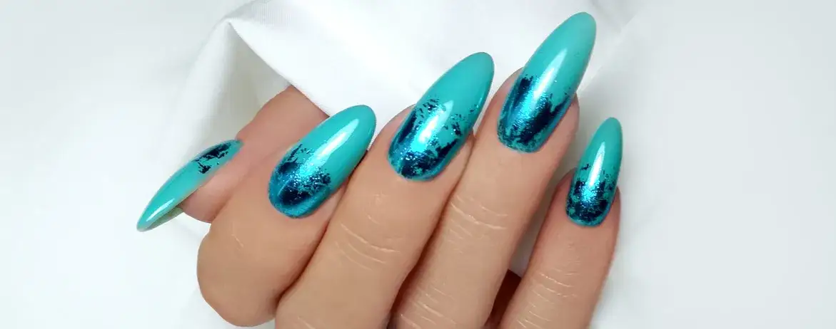 Jak przyklejać folię na paznokcie: 5 błędów, których musisz unikać