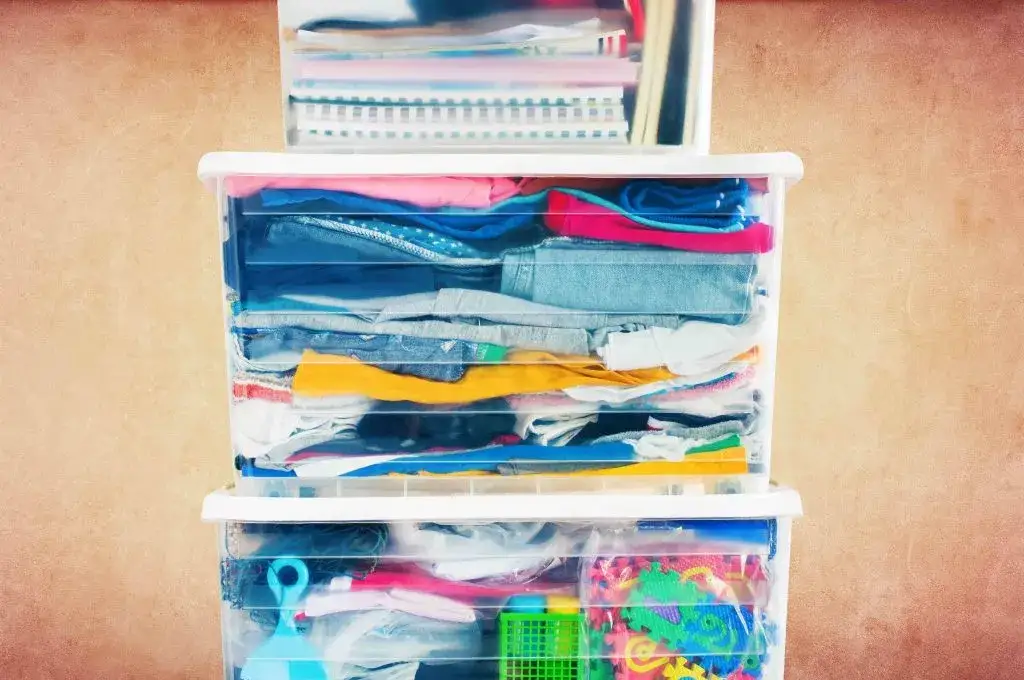 Jak skutecznie przechowywać ubrania na strychu i chronić je przed zniszczeniem