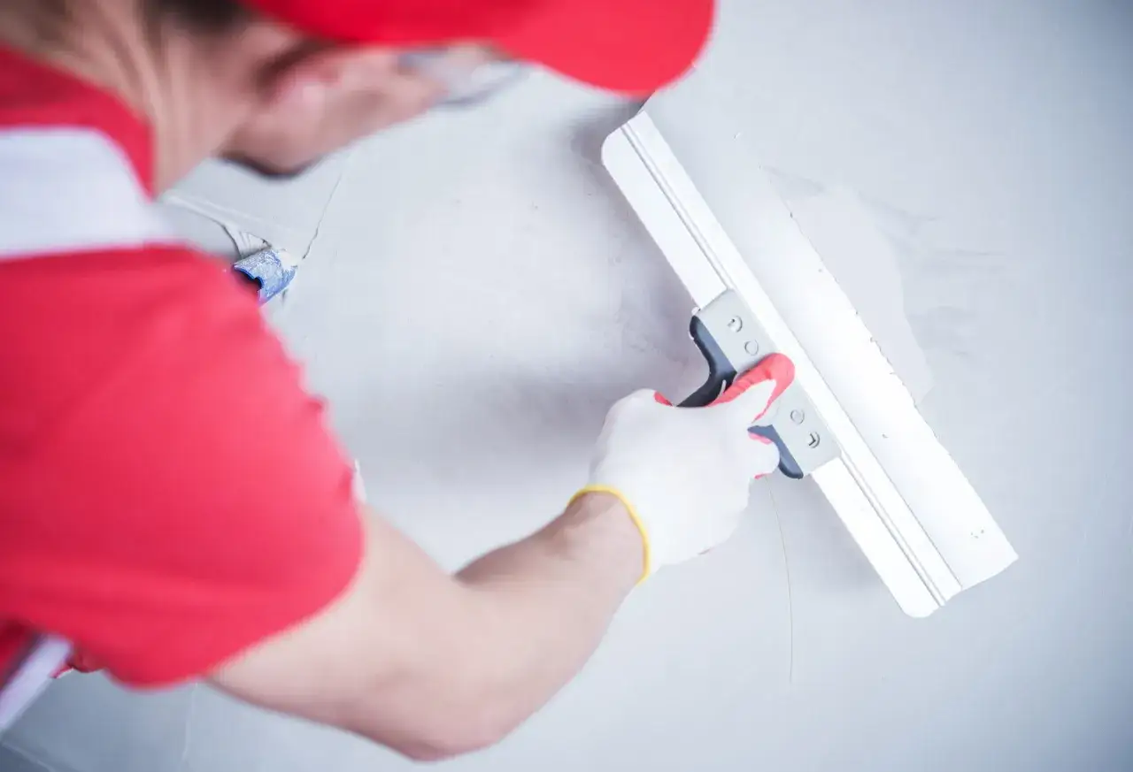 Jaką pacę do gładzi na mokro wybrać, aby uniknąć błędów?