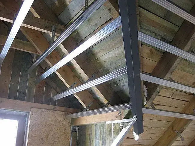 Jak łatwo i szybko zbudować solidny stelaż na poddaszu krok po kroku