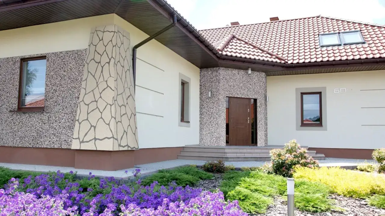 Jakie tynki do domu zapewnią komfort i trwałość na długie lata