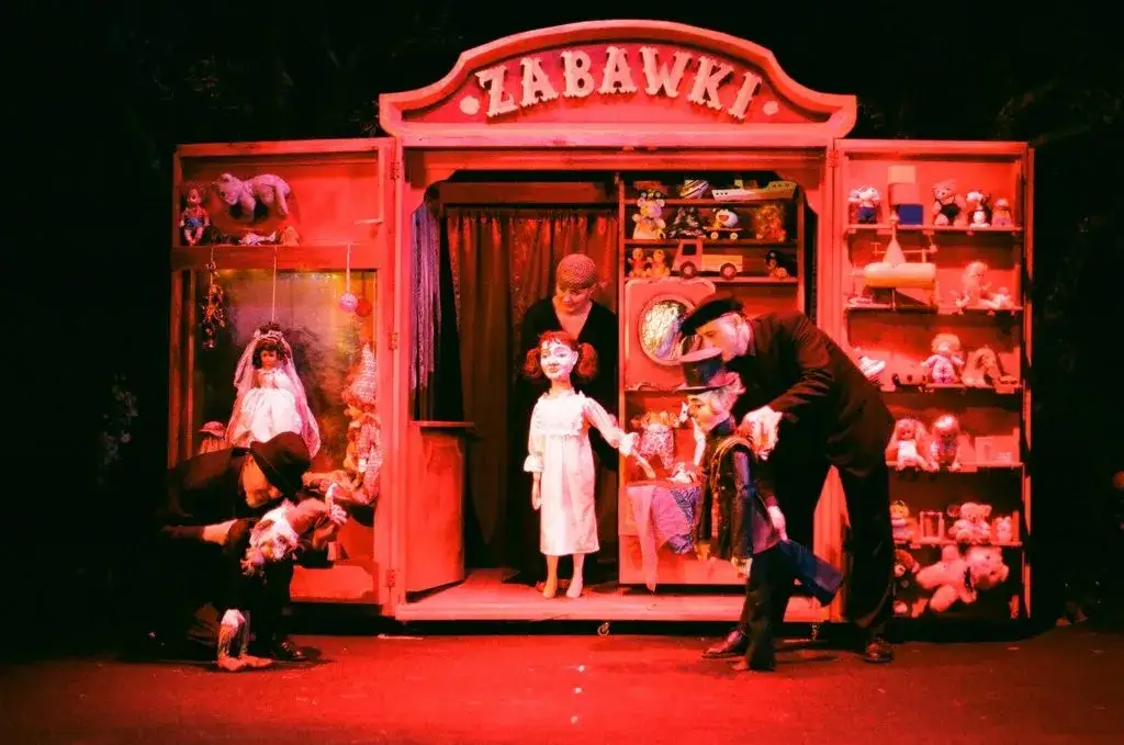 Spektakle teatr online: Odkryj najlepsze przedstawienia w sieci