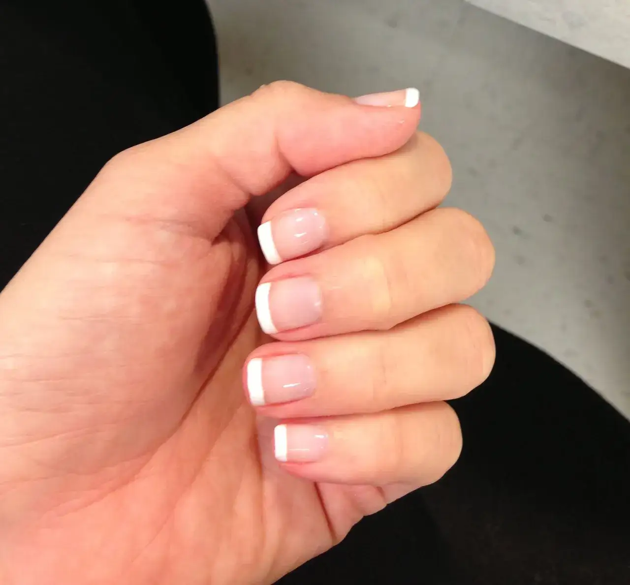 Jakie kolory do shellac french manicure wybrać? Modne i klasyczne odcienie