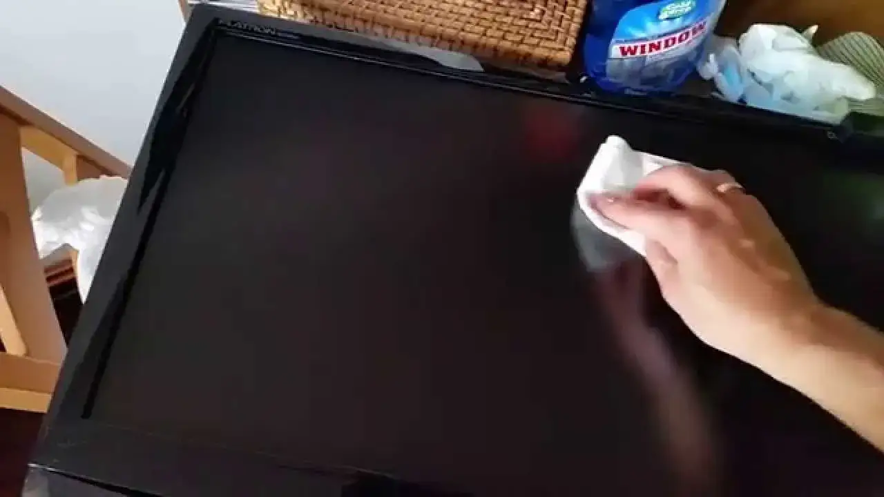 Czym umyć ekran monitora, aby uniknąć uszkodzeń i zarysowań?