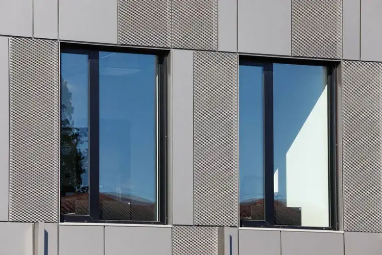 Okna zlicowane: charakterystyka, właściwości i zastosowanie w budownictwie